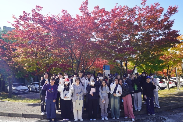 강현구 교수님과 1학년이 함께한 단풍사진 대표이미지